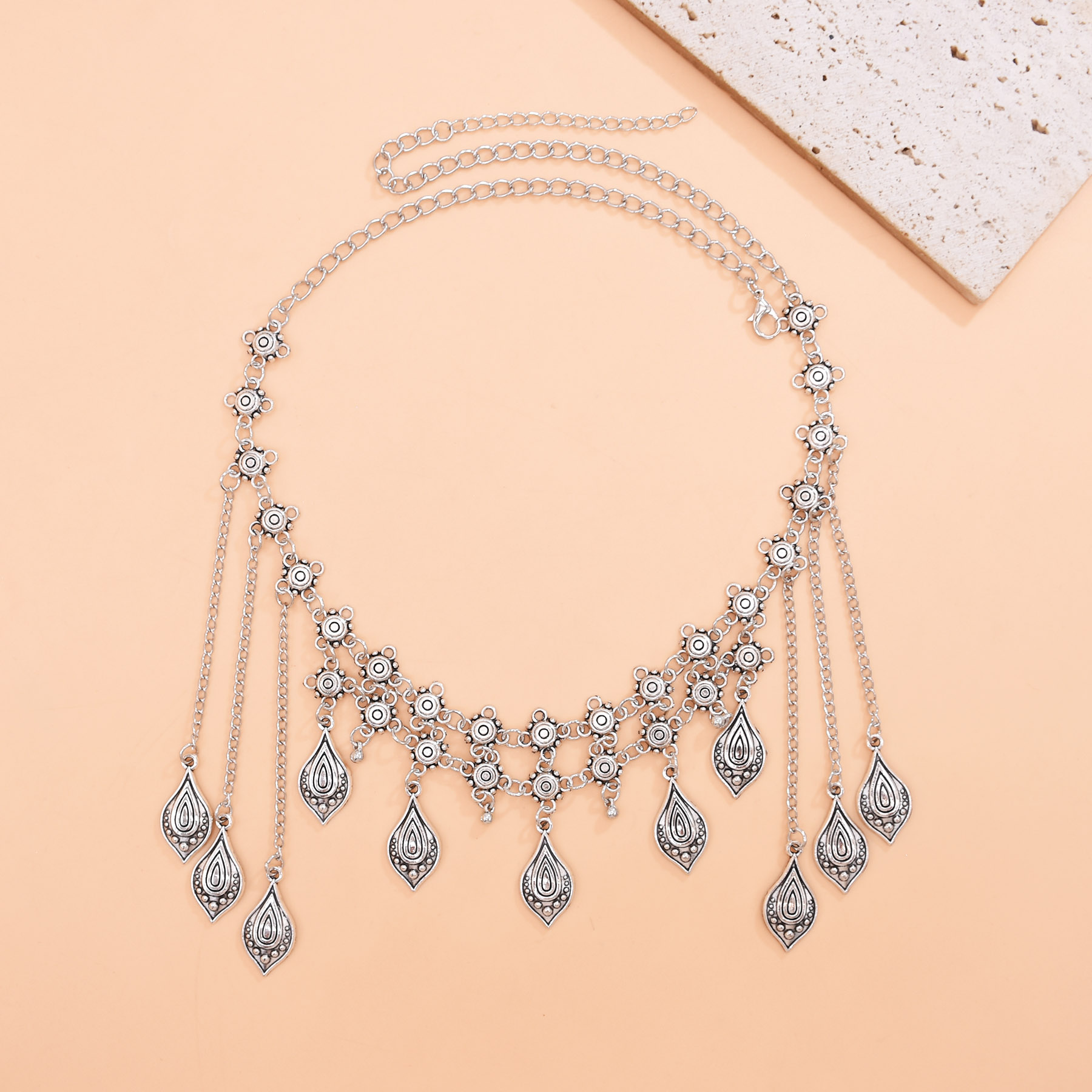 ヴィンテージ銀色合金ロングチェーンリーフペンダント額チェーン - Women Accessories Nepal のレビューと価格