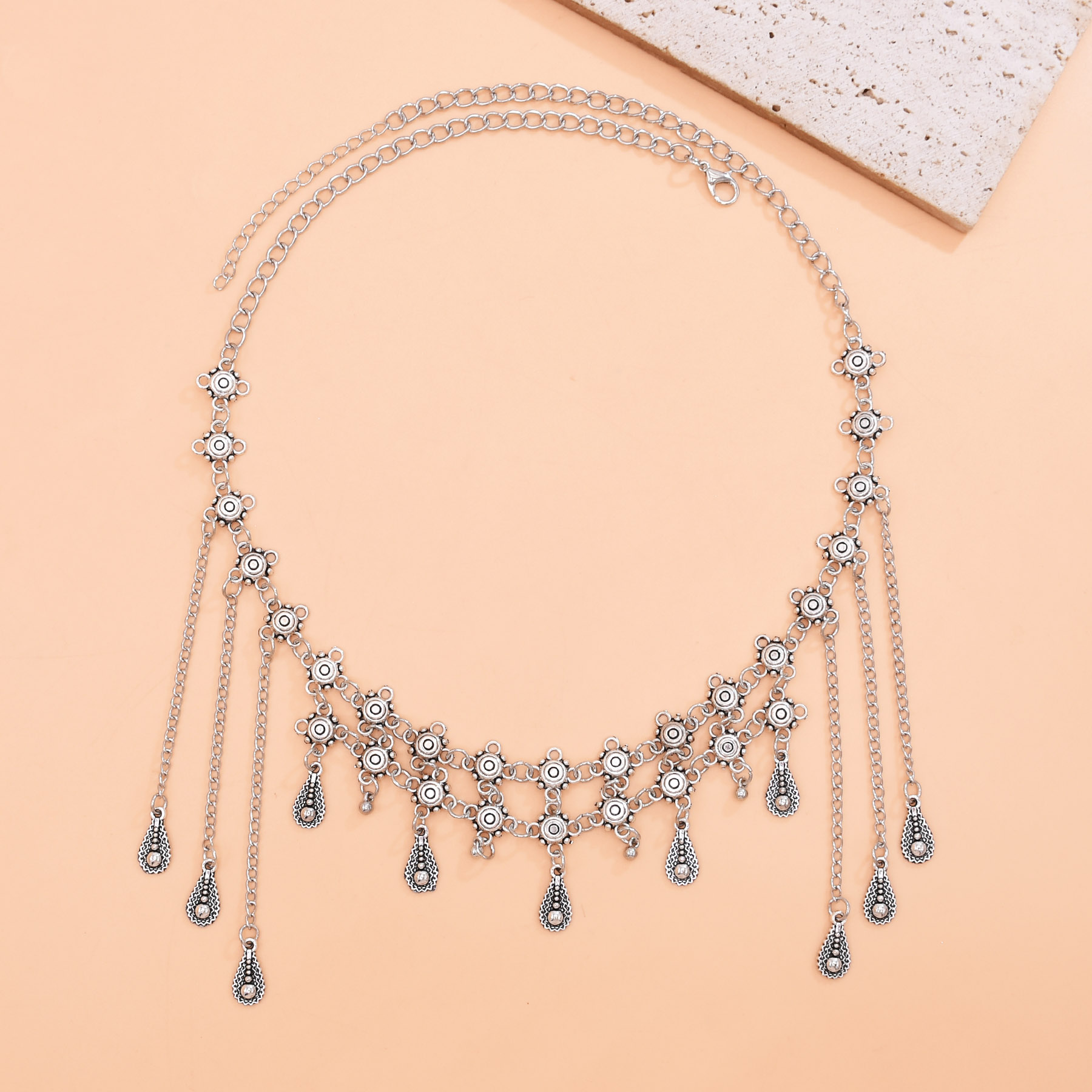 ヴィンテージ銀色合金ロングチェーンリーフペンダント額チェーン - Women Accessories Nepal のレビューと価格