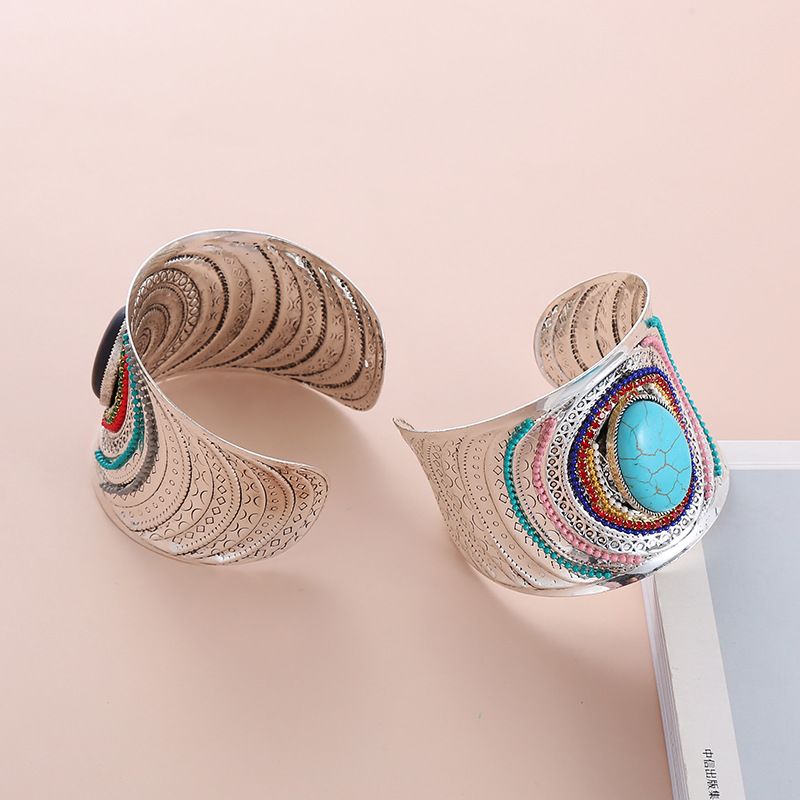 手作りの精巧な彫刻が施されたネパールのエスニックカフ - お - Women Accessories Nepal のレビューと価格