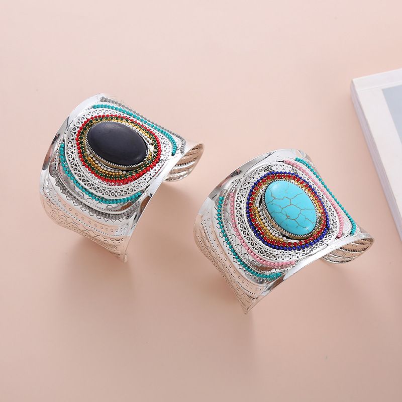 手作りの精巧な彫刻が施されたネパールのエスニックカフ - お - Women Accessories Nepal のレビューと価格