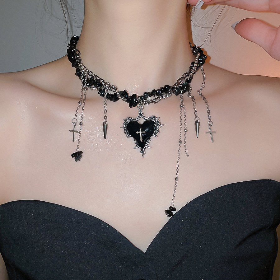 ゴスヴィンテージ Y2K ダークレッドハートクロスペンダント - Women'S Emo Accessories のレビューと価格