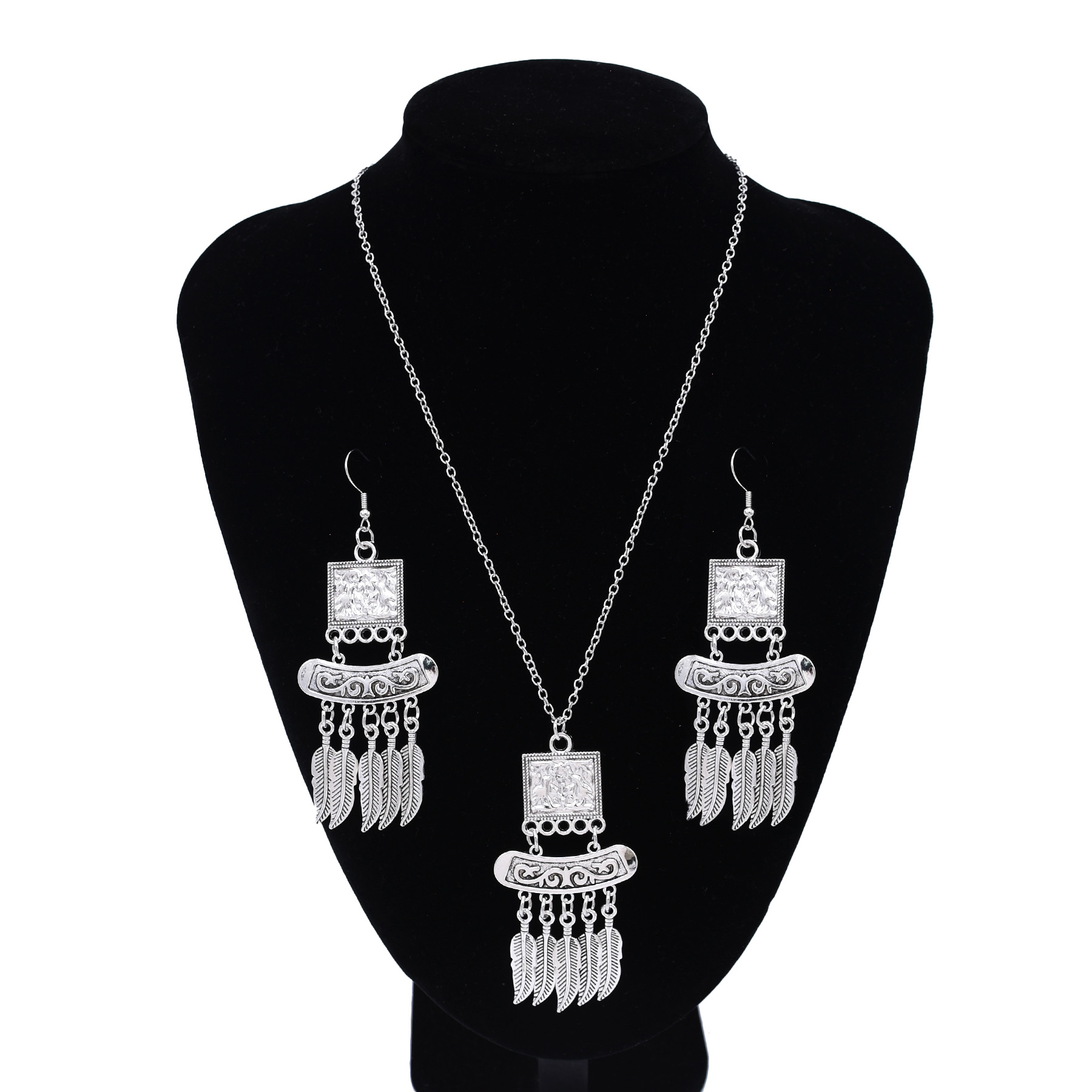 ヴィンテージシルバーエスニック合金彫刻ペンダントネックレスイ - Women Accessories Nepal のレビューと価格